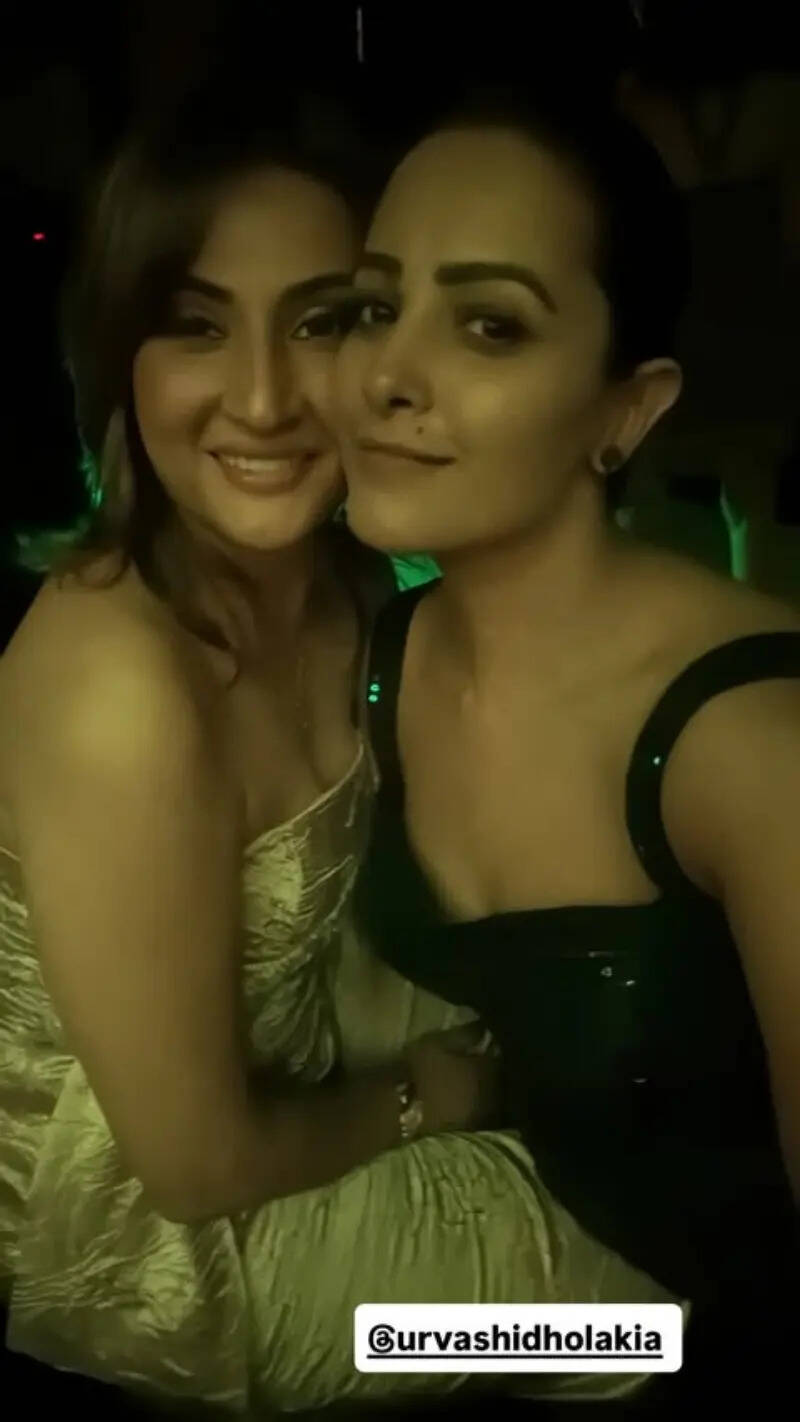 Anita Hassanandani and Urvashi Dholakia chill together Anita Hassanandani and Urvashi Dholakia chill together